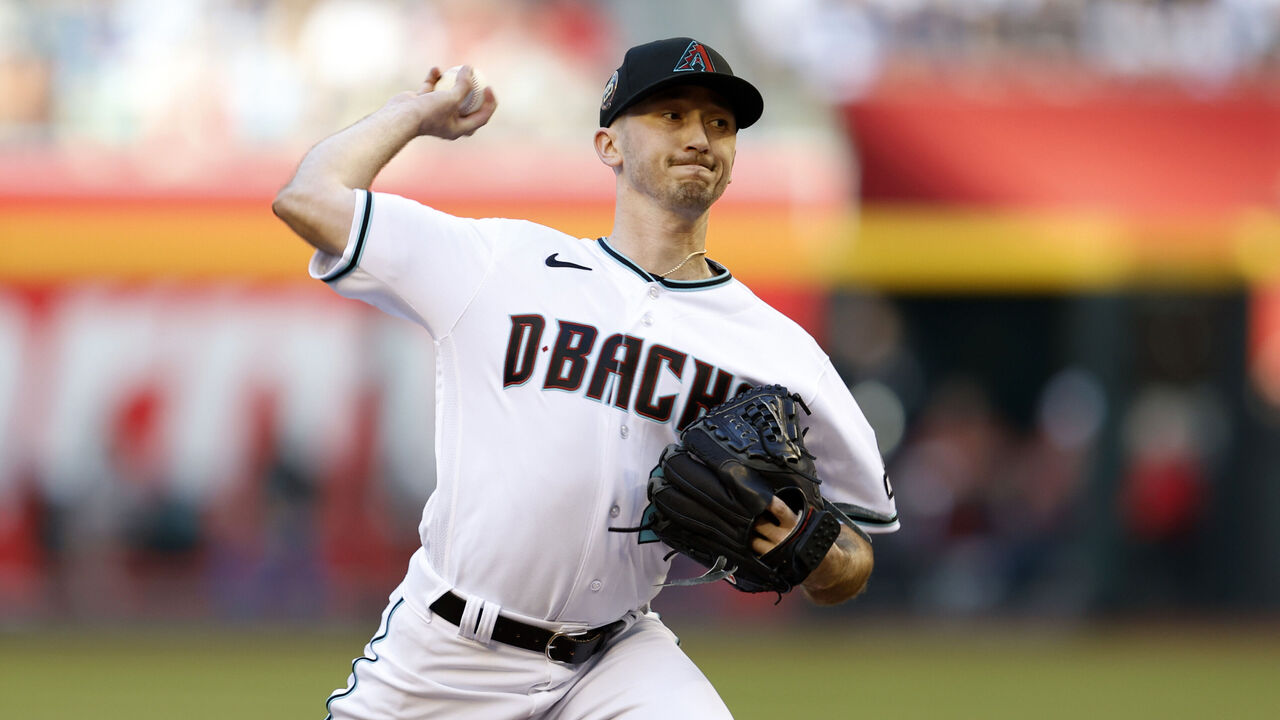 Diamondbacks place Lewis on IL, recall Smith