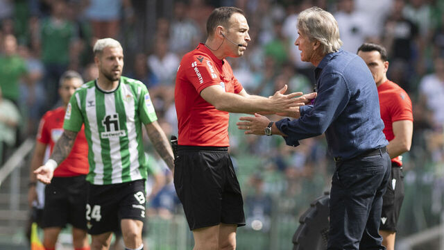 Real Betis' Chilean coach Manuel Pellegrini (R) argues with Spanish referee Guillermo Cuadra Fernandez during the Spanish league football match between Real Betis and Cadiz CF at the Benito Villamarin stadium in Seville on April 9, 2023.