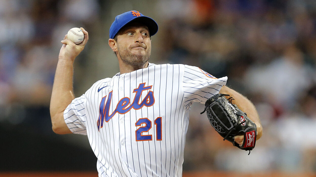 NEW YORK, NEW YORK - JULY 27: Max Scherzer #21 of the New York Mets in action against the New York Yankees at Citi Field on July 27, 2022 in New York City. The Mets defeated the Yankees 3-2.