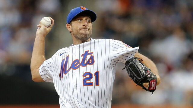 NEW YORK, NEW YORK - JULY 27: Max Scherzer #21 of the New York Mets in action against the New York Yankees at Citi Field on July 27, 2022 in New York City. The Mets defeated the Yankees 3-2.