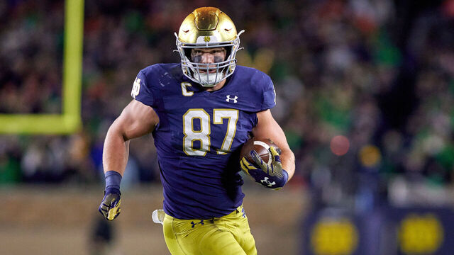 SOUTH BEND, IN - NOVEMBER 05: Notre Dame Fighting Irish tight end Michael Mayer (87) runs with the football in action during a game between the Notre Dame Fighting Irish and the Clemson Tigers on November 05, 2022 at Notre Dame Stadium in South Bend, IN.