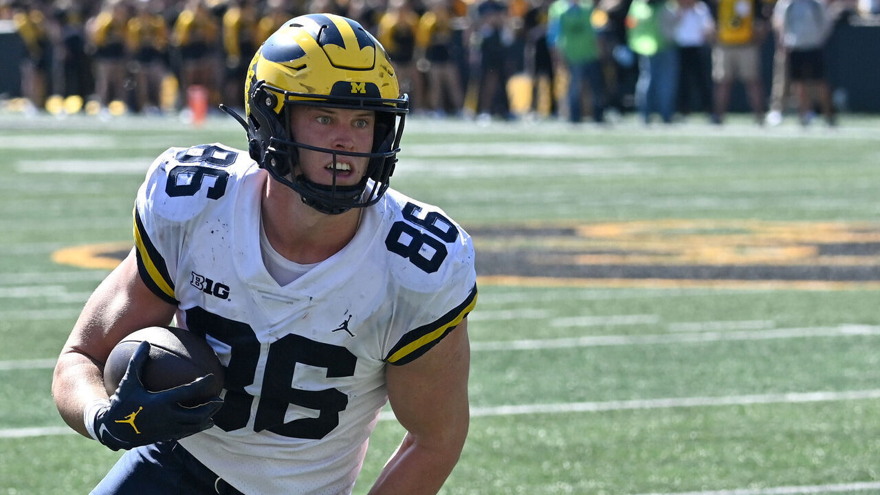 IOWA CITY, IA - OCTOBER 01: Michigan tight end Luke Schoonmaker (86) runs after a pass reception during a college football game between the Michigan Wolverines and the Iowa Hawkeyes, October 01, 2022, at Kinnick Stadium, Iowa City, IA. Photo by Keith Gillett/Icon Sportswire via Getty Images),