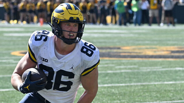 IOWA CITY, IA - OCTOBER 01: Michigan tight end Luke Schoonmaker (86) runs after a pass reception during a college football game between the Michigan Wolverines and the Iowa Hawkeyes, October 01, 2022, at Kinnick Stadium, Iowa City, IA. Photo by Keith Gillett/Icon Sportswire via Getty Images),