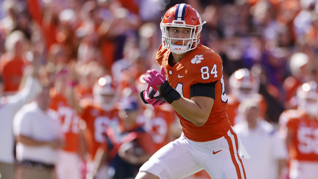 CLEMSON, SC - OCTOBER 22: Clemson Tigers tight end Davis Allen (84) runs with the ball after catching a pass during a college football game against the Syracuse Orange on October 22, 2022 at Memorial Stadium in Clemson, South Carolina.