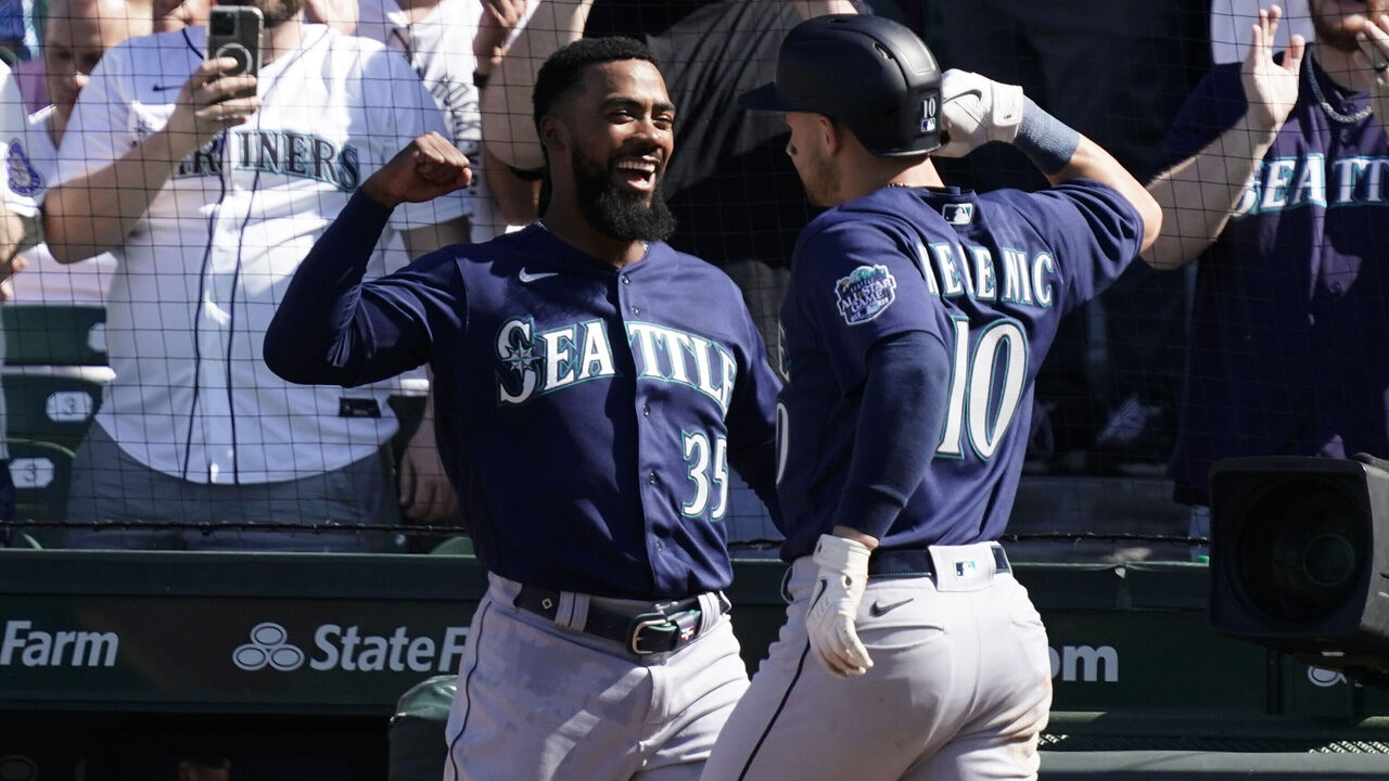 Manager Scott Servais of the Seattle Mariners gets in the face of News  Photo - Getty Images