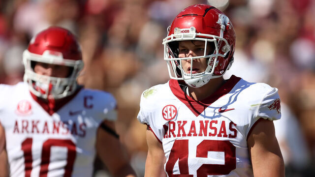 STARKVILLE, MS - OCTOBER 08: Arkansas Razorbacks linebacker Drew Sanders (42) during the game between the Mississippi State Bulldogs and the Arkansas Razorbacks on October 8, 2022 at Wade Davis Stadium in Starkville, Mississippi.