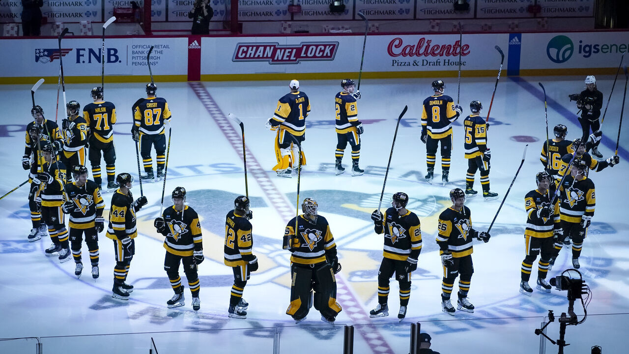 PITTSBURGH, PA - OCTOBER 13: Pittsburgh Penguins salute the fans at center ice before the NHL game between the Pittsburgh Penguins and the Arizona Coyotes on October 13, 2022, at PPG Paints Arena in Pittsburgh, PA.