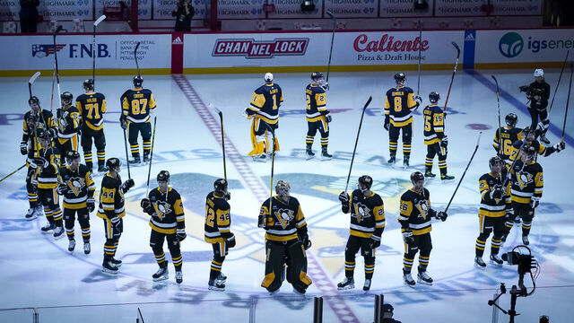 PITTSBURGH, PA - OCTOBER 13: Pittsburgh Penguins salute the fans at center ice before the NHL game between the Pittsburgh Penguins and the Arizona Coyotes on October 13, 2022, at PPG Paints Arena in Pittsburgh, PA.