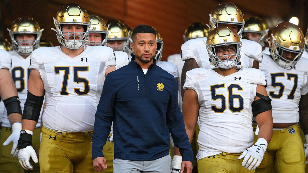 LOS ANGELES, CA - NOVEMBER 26: Notre Dame Fighting Irish head coach Marcus Freeman leads his team out to the field before a game between the Notre Dame Fighting Irish and the USC Trojans on November 26, 2022, at Los Angeles Memorial Coliseum in Los Angeles, CA.