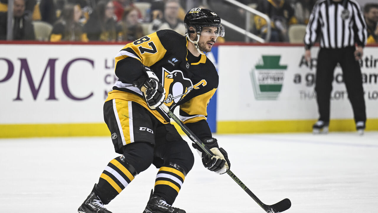 PITTSBURGH, PA - APRIL 11: dPittsburgh Penguins Center Sidney Crosby (87) skates uring the first period in the NHL game between the Pittsburgh Penguins and the Chicago Blackhawks on April 11, 2023, at PPG Paints Arena in Pittsburgh, PA.