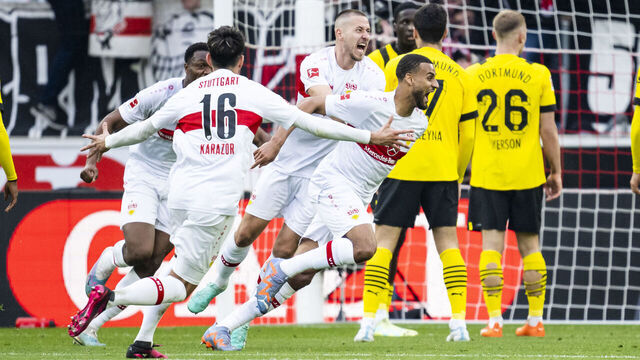 15 April 2023, Baden-Württemberg, Stuttgart: Soccer: Bundesliga, VfB Stuttgart - Borussia Dortmund, Matchday 28, Mercedes-Benz Arena. Stuttgart's Josha Vagnoman (center) celebrates with the team after scoring the goal to make it 2:2. Photo: Tom Weller/dpa - IMPORTANT NOTE: In accordance with the requirements of the DFL Deutsche Fußball Liga and the DFB Deutscher Fußball-Bund, it is prohibited to use or have used photographs taken in the stadium and/or of the match in the form of sequence pictures and/or video-like photo series.