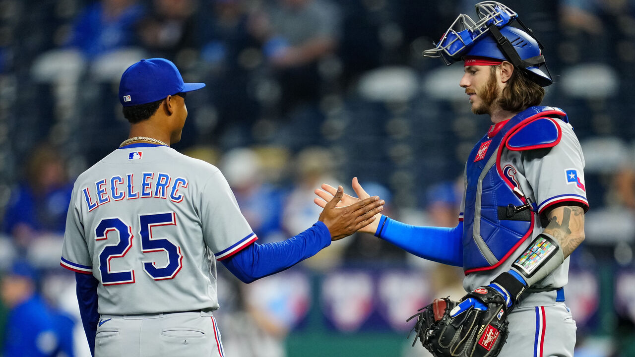 Texas Rangers' Jacob deGrom injures wrist, removed in Kansas City Royals  game 