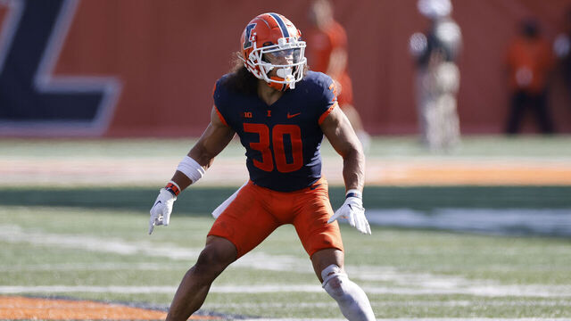 CHAMPAIGN, IL - AUGUST 27: Illinois Fighting Illini defensive back Sydney Brown (30) lines up on defense during a college football game against the Wyoming Cowboys on August 27, 2022 at Memorial Stadium in Champaign, Illinois.