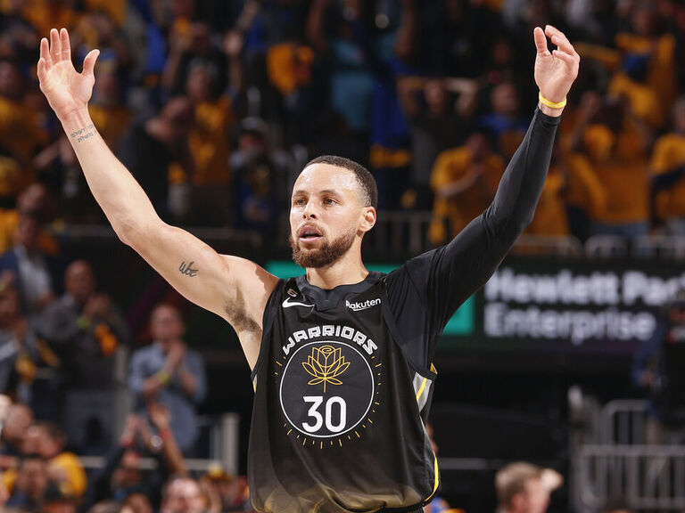 Curry, Warriors blow out Kings without suspended Draymond | theScore.com