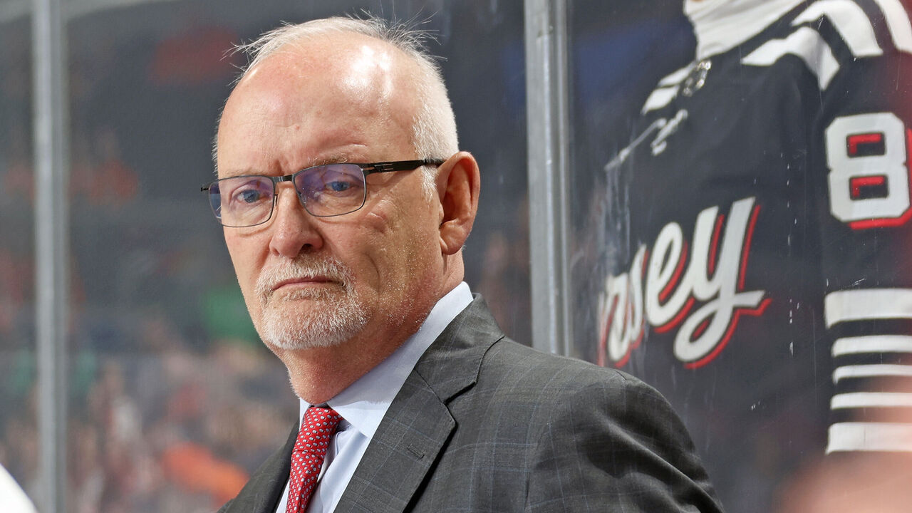PHILADELPHIA, PENNSYLVANIA - DECEMBER 03: Head Coach of the New Jersey Devils Lindy Ruff looks on from the bench during the first period against the Philadelphia Flyers at the Wells Fargo Center on December 3, 2022 in Philadelphia, Pennsylvania.