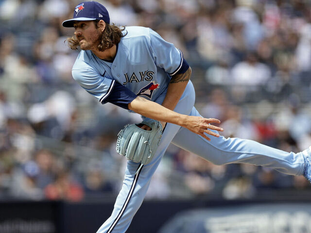 Kevin Gausman leaves Blue Jays game due to terrible hit