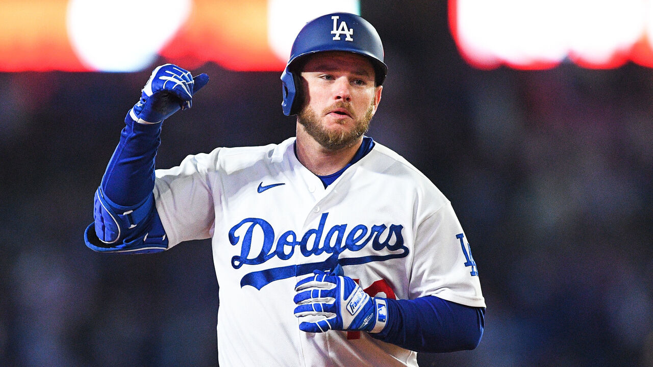 Download Back Of Max Muncy Wallpaper