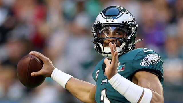 GLENDALE, ARIZONA - FEBRUARY 12: Jalen Hurts #1 of the Philadelphia Eagles looks to throw a pass against the Kansas City Chiefs during the first quarter in Super Bowl LVII at State Farm Stadium on February 12, 2023 in Glendale, Arizona.