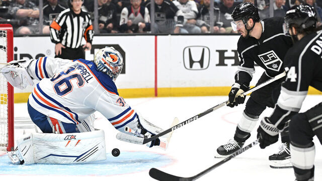 Los Angeles, California April 23, 2023-Kings Matt Roy, center, scores the go-ahead goal on Oilers goalie Jack Campbell in the third period in Game 4 of the first round in the Stanley Cup playoffs .at Crypto.com arena Sunday. (Wally Skalij/Los Angeles Times via Getty Images)