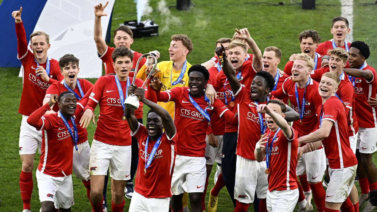 GENEVA, SWITZERLAND - APRIL 24: AZ Alkmaar players celebrate with the trophy after their side's victory in the UEFA Youth League 2022/23 final match between AZ Alkmaar and HNK Hajduk Split at Stade de Genève on 24 April 2023 in Geneva, Switzerland.