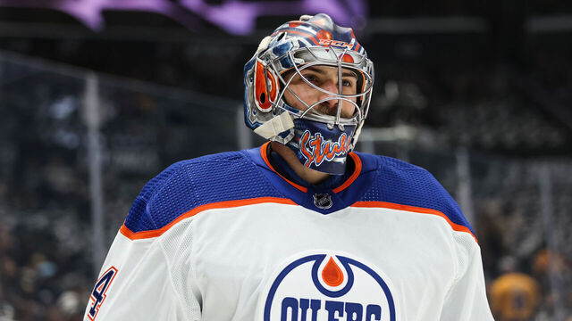LOS ANGELES, CALIFORNIA - APRIL 21: Stuart Skinner #74 of the Edmonton Oilers watches warmups before the game against the Los Angeles Kings in Game Three of the First Round of the 2023 Stanley Cup Playoffs at Crypto.com Arena on April 21, 2023 in Los Angeles, California.
