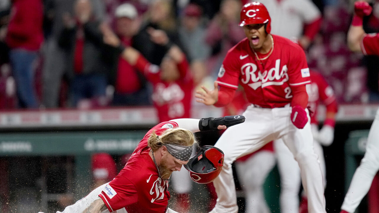 Six-run rally gives Reds comeback win over Rangers