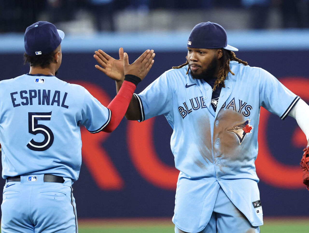 Springer hurts hand, Blue Jays finish sweep of White Sox 8-0