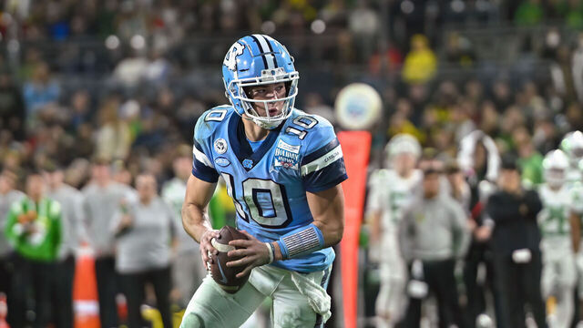 SAN DIEGO, CA - DECEMBER 28: North Carolina Tar Heels quarterback Drake Maye (10) looks to pass during the San Diego County Credit Union Holiday Bowl football game between the Oregon Ducks and the North Carolina Tar Heels on December 28, 2022, at Petco Park in San Diego, CA.