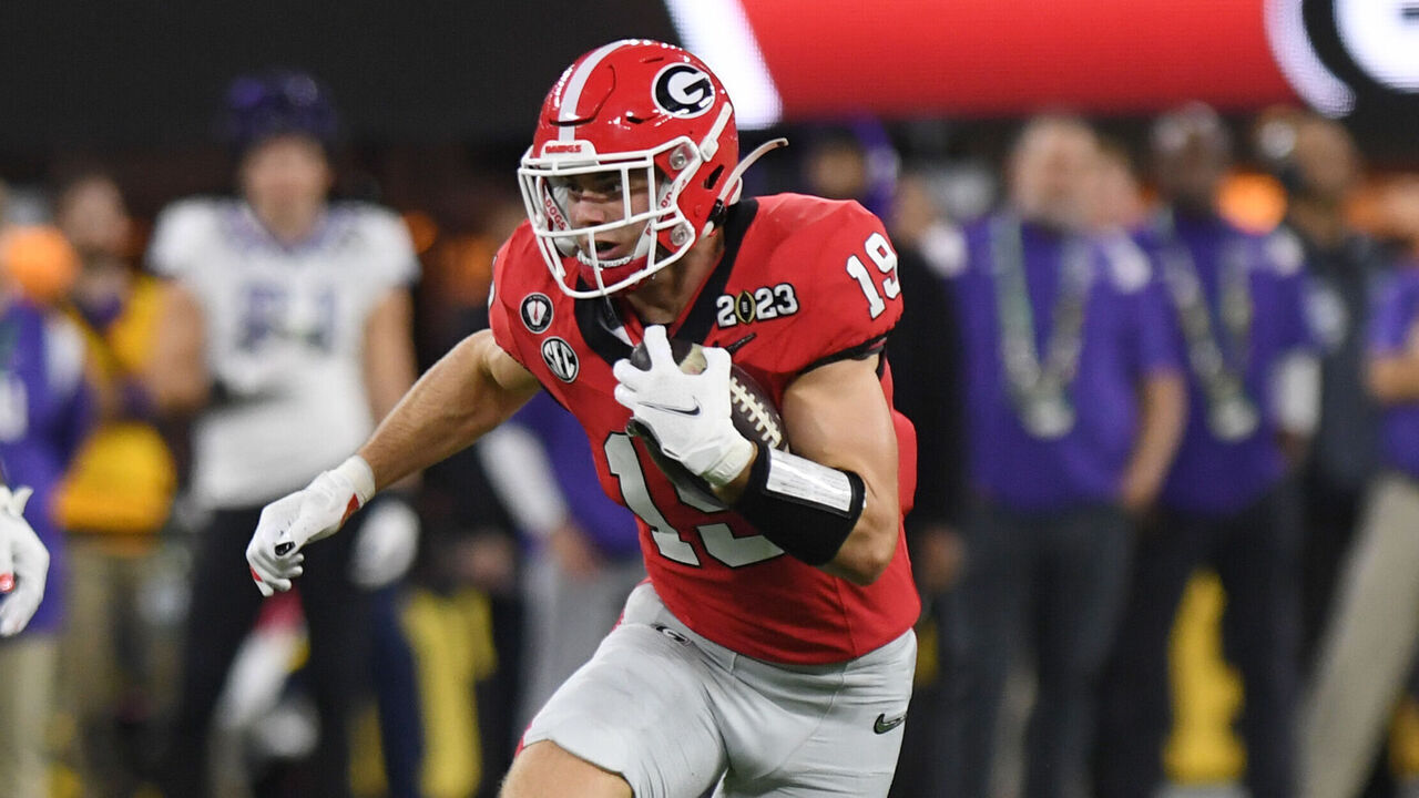 INGLEWOOD, CA - JANUARY 09: Georgia Bulldogs Tight End Brock Bowers (19) rushes the ball during the CFP National Championship game between the TCU Horned Frogs and the Georgia Bulldogs on January 09, 2023, at SoFi Stadium in Inglewood, CA.
