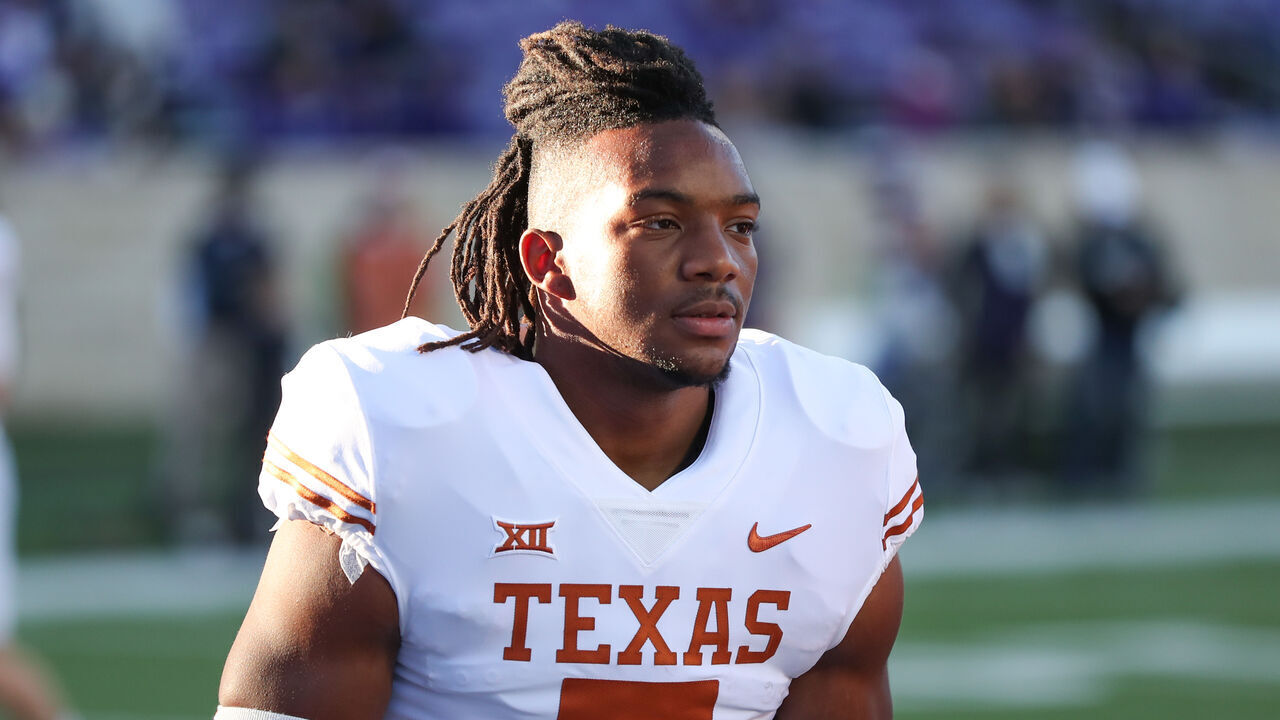 MANHATTAN, KS - NOVEMBER 05: Texas Longhorns running back Bijan Robinson (5) before a Big 12 college football game between the Texas Longhorns and Kansas State Wildcats on November 5, 2022 at Bill Snyder Family Stadium in Manhattan, KS.