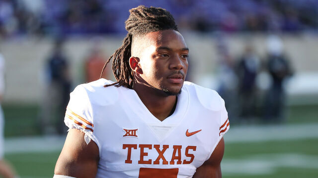 MANHATTAN, KS - NOVEMBER 05: Texas Longhorns running back Bijan Robinson (5) before a Big 12 college football game between the Texas Longhorns and Kansas State Wildcats on November 5, 2022 at Bill Snyder Family Stadium in Manhattan, KS.