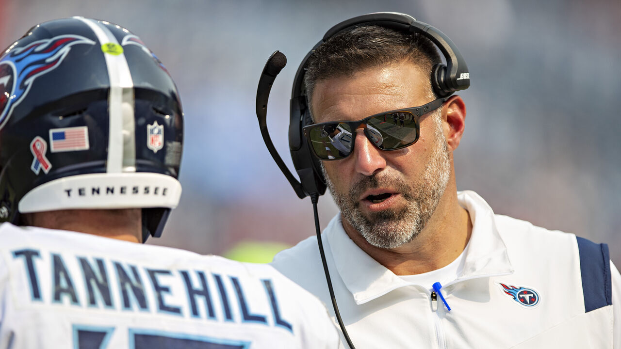NASHVILLE, TENNESSEE - SEPTEMBER 12: Head Coach Mike Vrabel talks with Ryan Tannehill #17 of the Tennessee Titans during the game against the Arizona Cardinals at Nissan Stadium on September 12, 2021 in Nashville, Tennessee. The Cardinals defeated the Titans 38-13.
