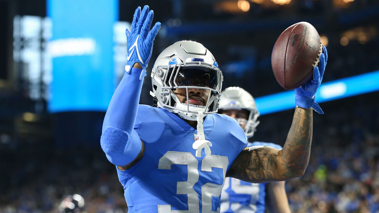 DETROIT, MI - JANUARY 01: Detroit Lions running back D'Andre Swift (32) celebrates scoring a touchdown during the second quarter of an NFL football game between the Chicago Bears and the Detroit Lions on January 1, 2023 at Ford Field in Detroit, Michigan.