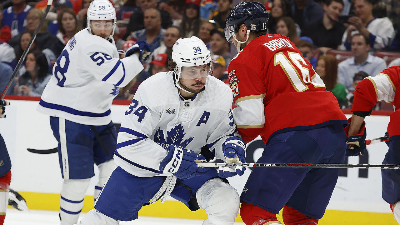SUNRISE, FLORIDA - APRIL 10: Auston Matthews #34 of the Toronto Maple Leafs tangles with Aleksander Barkov #16 of the Florida Panthers at the FLA Live Arena on April 10, 2023 in Sunrise, Florida.