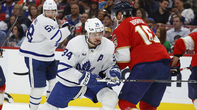 SUNRISE, FLORIDA - APRIL 10: Auston Matthews #34 of the Toronto Maple Leafs tangles with Aleksander Barkov #16 of the Florida Panthers at the FLA Live Arena on April 10, 2023 in Sunrise, Florida.