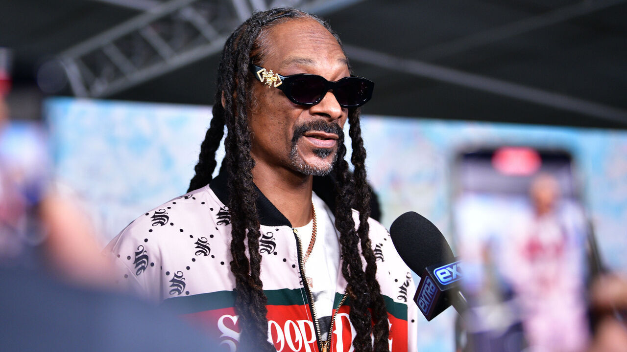 LOS ANGELES, CALIFORNIA - APRIL 18: Snoop Dogg attends the premiere of FX's "Dear Mama" at Academy Museum of Motion Pictures on April 18, 2023 in Los Angeles, California.