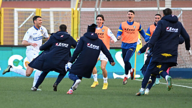 Luca Mazzitelli of Frosinone Calcio celebrating after a goal during the Italian Serie B football match between Calcio Como and Frosinone Calcio on 4 of February 2023 at stadio Giuseppe Senigallia in Como, Italy.