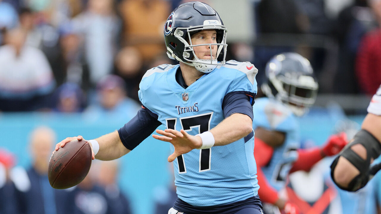 NASHVILLE, TENNESSEE - NOVEMBER 27: Ryan Tannehill #17 of the Tennessee Titans against the Cincinnati Bengals at Nissan Stadium on November 27, 2022 in Nashville, Tennessee.