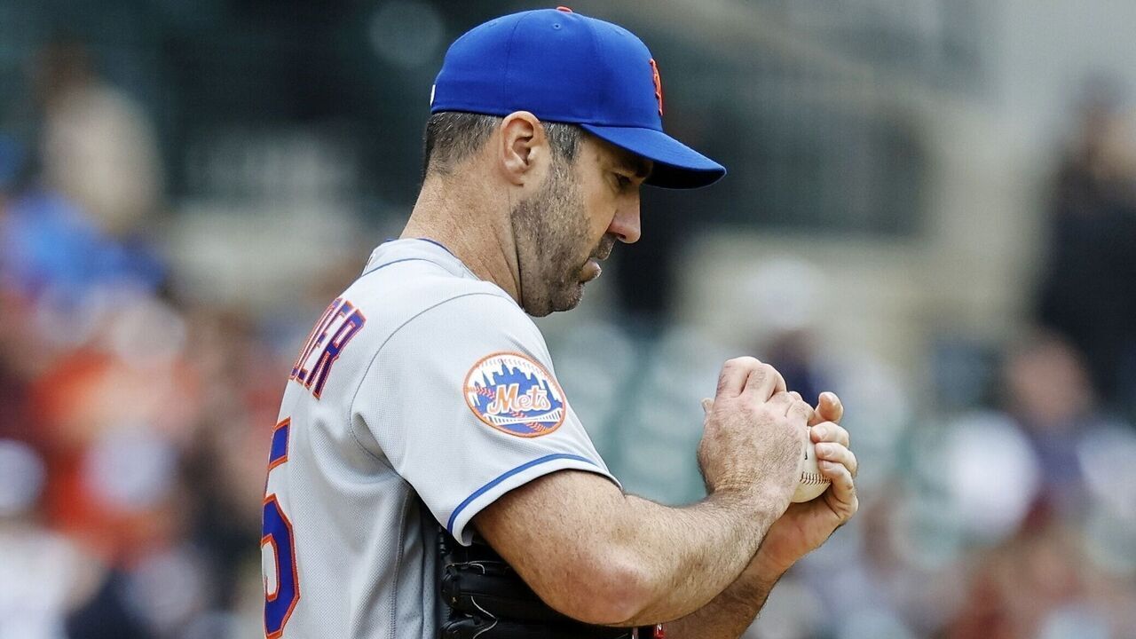 DETROIT, MI - MAY 4: Justin Verlander #35 of the New York Mets works up a new baseball after giving up a home run to Javier Baez of the Detroit Tigers during the first inning at Comerica Park on May 4, 2023 in Detroit, Michigan.