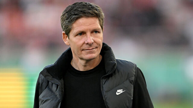 STUTTGART, GERMANY - MAY 03: head coach Oliver Glasner of Eintracht Frankfurt Looks on prior to the DFB Cup semifinal match between VfB Stuttgart and Eintracht Frankfurt at Mercedes-Benz Arena on May 3, 2023 in Stuttgart, Germany.