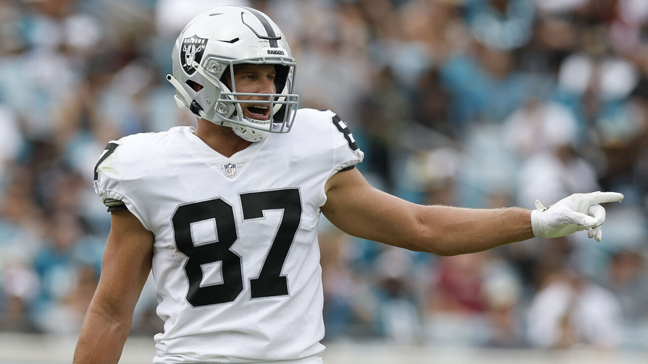 JACKSONVILLE, FL - NOVEMBER 06: Las Vegas Raiders tight end Foster Moreau (87) during the game between the Las Vegas Raiders and the Jacksonville Jaguars on November 6, 2022 at TIAA Bank Field in Jacksonville, Fl.