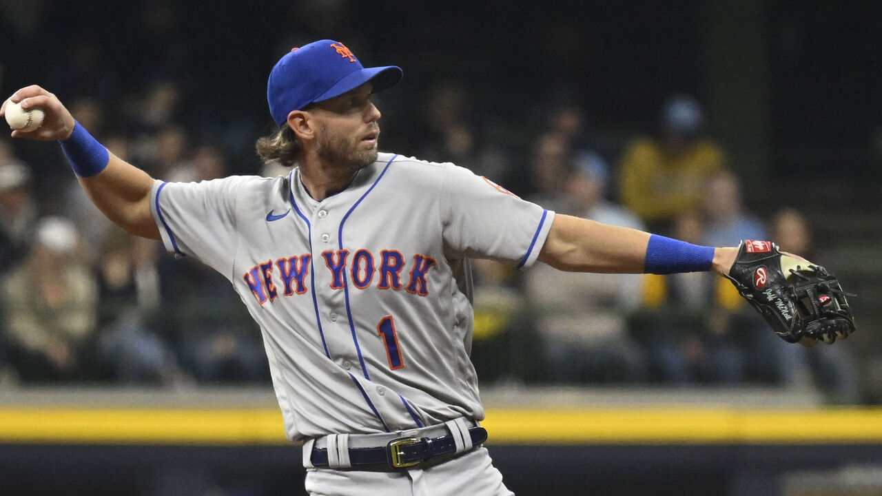 Jeff McNeil Gets Heckled About His Lack of Power, Immediately Goes Yard -  FanBuzz