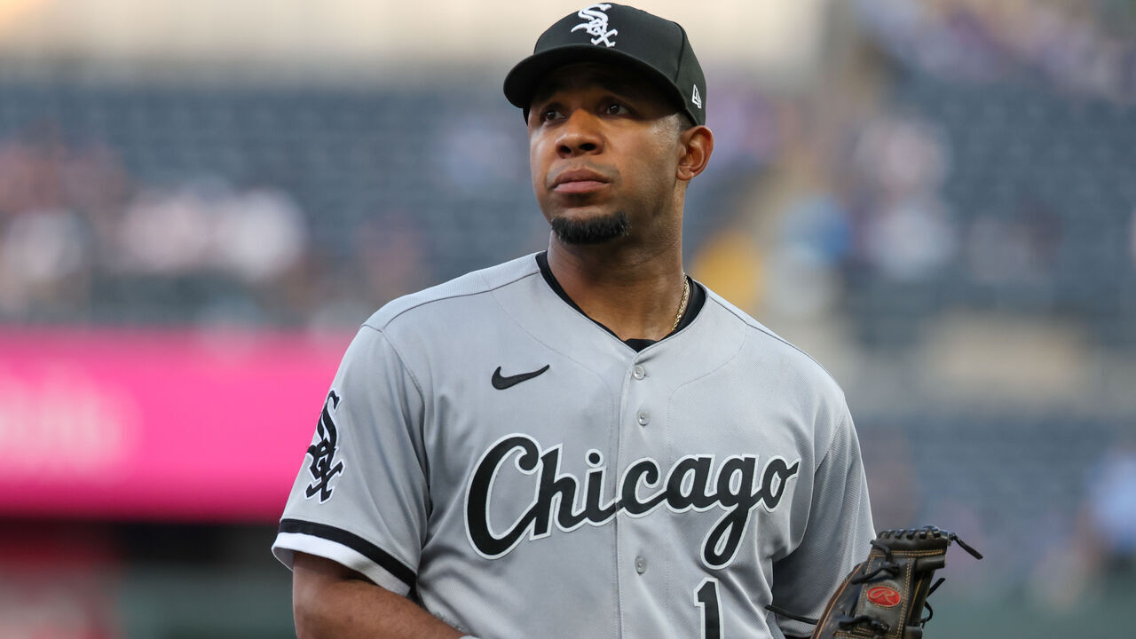 KANSAS CITY, MO - MAY 10: Chicago White Sox shortstop Elvis Andrus (1) during an MLB game between the Chicago White Sox and Kansas City Royals on May 10, 2023 at Kauffman Stadium in Kansas City, MO.