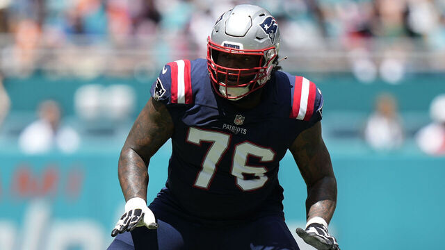 MIAMI GARDENS, FL - SEPTEMBER 11: New England Patriots offensive tackle Isaiah Wynn (76) blocks during the game between the New England Patriots and the Miami Dolphins, on Sunday, September 11, 2022 at Hard Rock Stadium in Miami Gardens, FL
