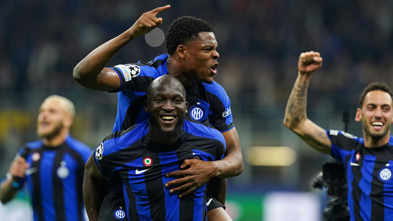 Denzel Dumfries and Romelu Lukaku of FC Internazionale celebrate at the end of the UEFA Champions League Semi-Final Second Leg match between FC Internazionale and AC Milan at Stadio Giuseppe Meazza, on 16 May, 2023 in Milan, Italy.