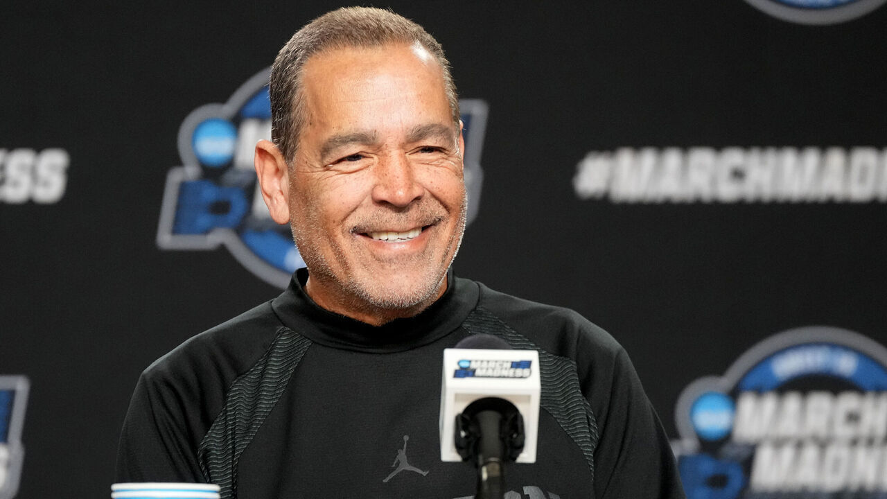 KANSAS CITY, MO - MARCH 23: Head coach Kelvin Sampson of the Houston Cougars addresses the media on practice day prior to Midwest NCAA Regional at T-Mobile Arena on March 23, 2023 in Kansas City, Missouri.