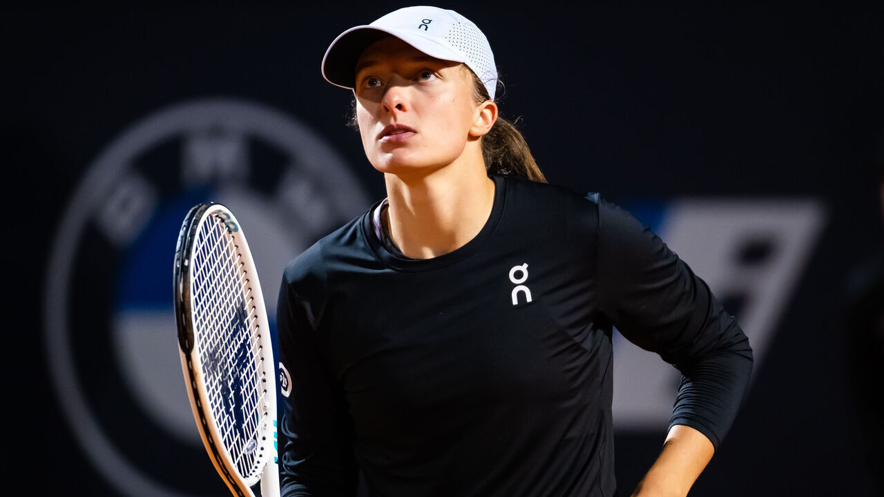 ROME, ITALY - MAY 17: Iga Swiatek of Poland reacts against Elena Rybakina of Kazakhstan in the quarter-final on Day Ten of the Internazionali BNL D'Italia at Foro Italico on May 17, 2023 in Rome, Italy