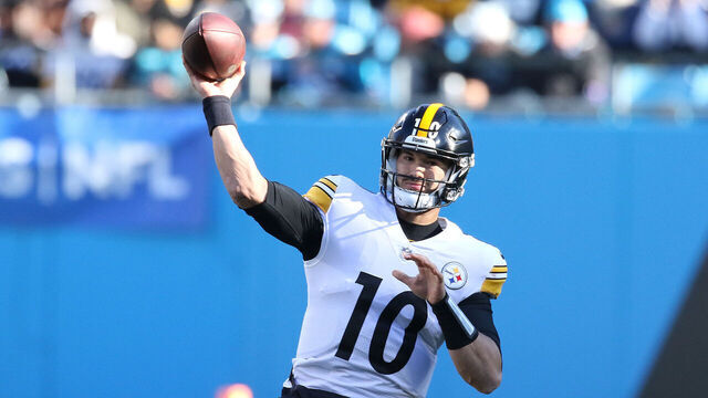 CHARLOTTE, NC - DECEMBER 18: Pittsburgh Steelers quarterback Mitch Trubisky (10) during an NFL football game between the Pittsburg Steelers and the Carolina Panthers on December 18, 2022 at Bank of America Stadium in Charlotte, N.C.
