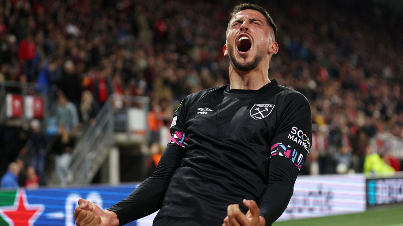ALKMAAR, NETHERLANDS - MAY 18: Pablo Fornals of West Ham United celebrates victory after the UEFA Europa Conference League semi-final second leg match between AZ Alkmaar and West Ham United at AFAS Stadion on May 18, 2023 in Alkmaar, Netherlands.