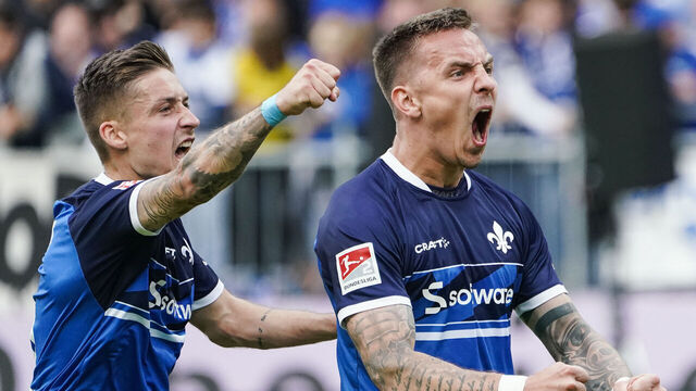 19 May 2023, Hesse, Darmstadt: Soccer: 2nd Bundesliga, SV Darmstadt 98 - 1. FC Magdeburg, Matchday 33, Merck-Stadion am Böllenfalltor. Darmstadt's goal scorer Phillip Tietz (r) celebrates with Darmstadt's Marvin Mehlem after scoring the 1:0 goal. Photo: Uwe Anspach/dpa - IMPORTANT NOTE: In accordance with the requirements of the DFL Deutsche Fußball Liga and the DFB Deutscher Fußball-Bund, it is prohibited to use or have used photographs taken in the stadium and/or of the match in the form of sequence pictures and/or video-like photo series.